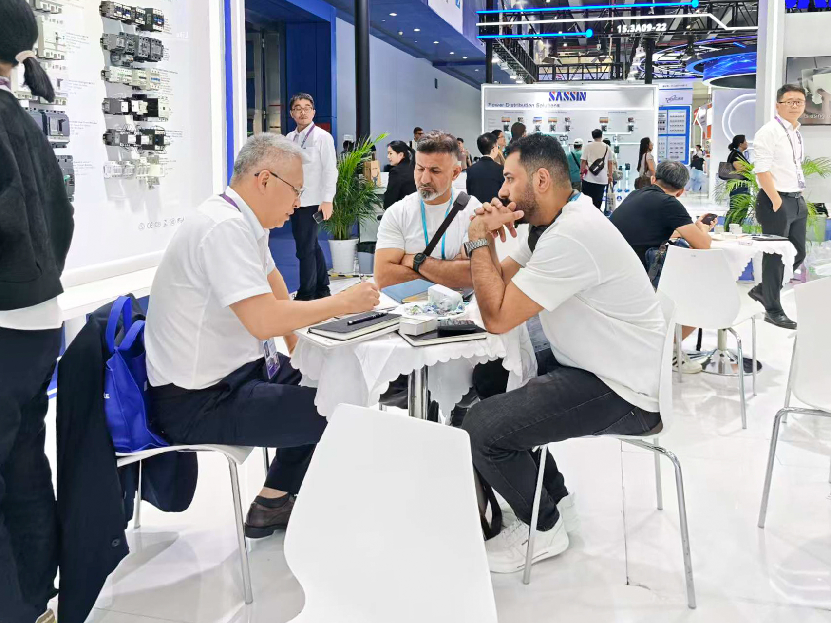 People Electric Highlights Green and Smart Electrical Solutions at the 140th Canton Fair